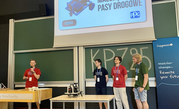 Robot malujący pasy drogowe 